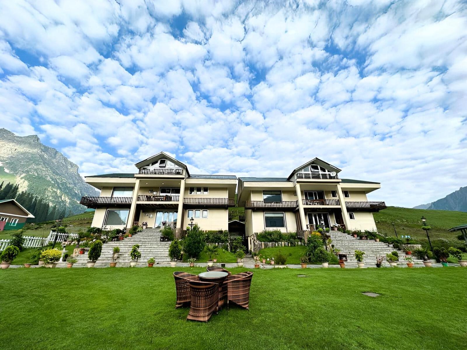 Golden Meadows Hotels & Resorts Sonāmarg 외부 사진